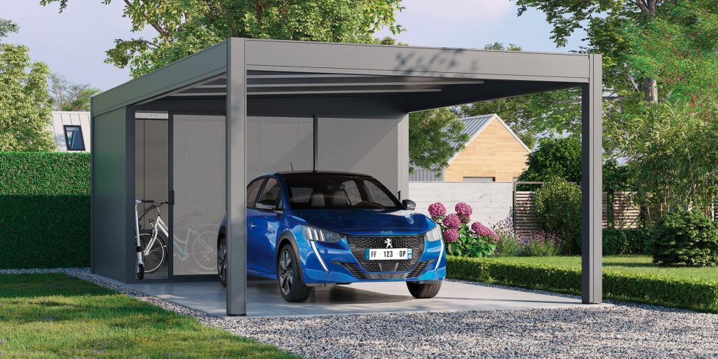 Garer, ranger : un carport avec local fermé Carport avec un local de rangement fermé sur le côté, abritant une voiture et un vélo dans un jardin