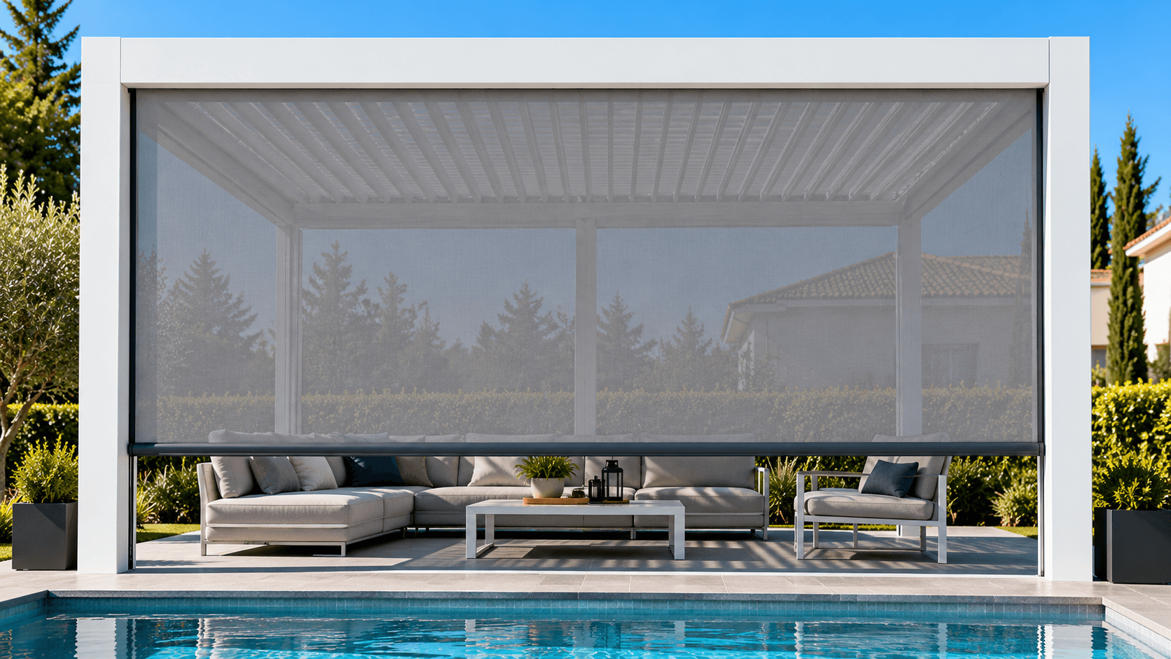 Un store Screen ZIP qui laisse voir le jardin Pergola bioclimatique blanche au bord d'une piscine, store Screen ZIP presque baissé laissant voir le jardin à travers la toile