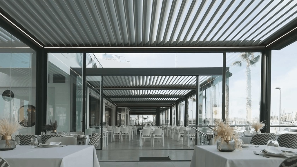 Pergola bioclimatique - Terrasse de restaurant Pergolas bioclimatiques à lames orientables couvrant une terrasse de restaurant