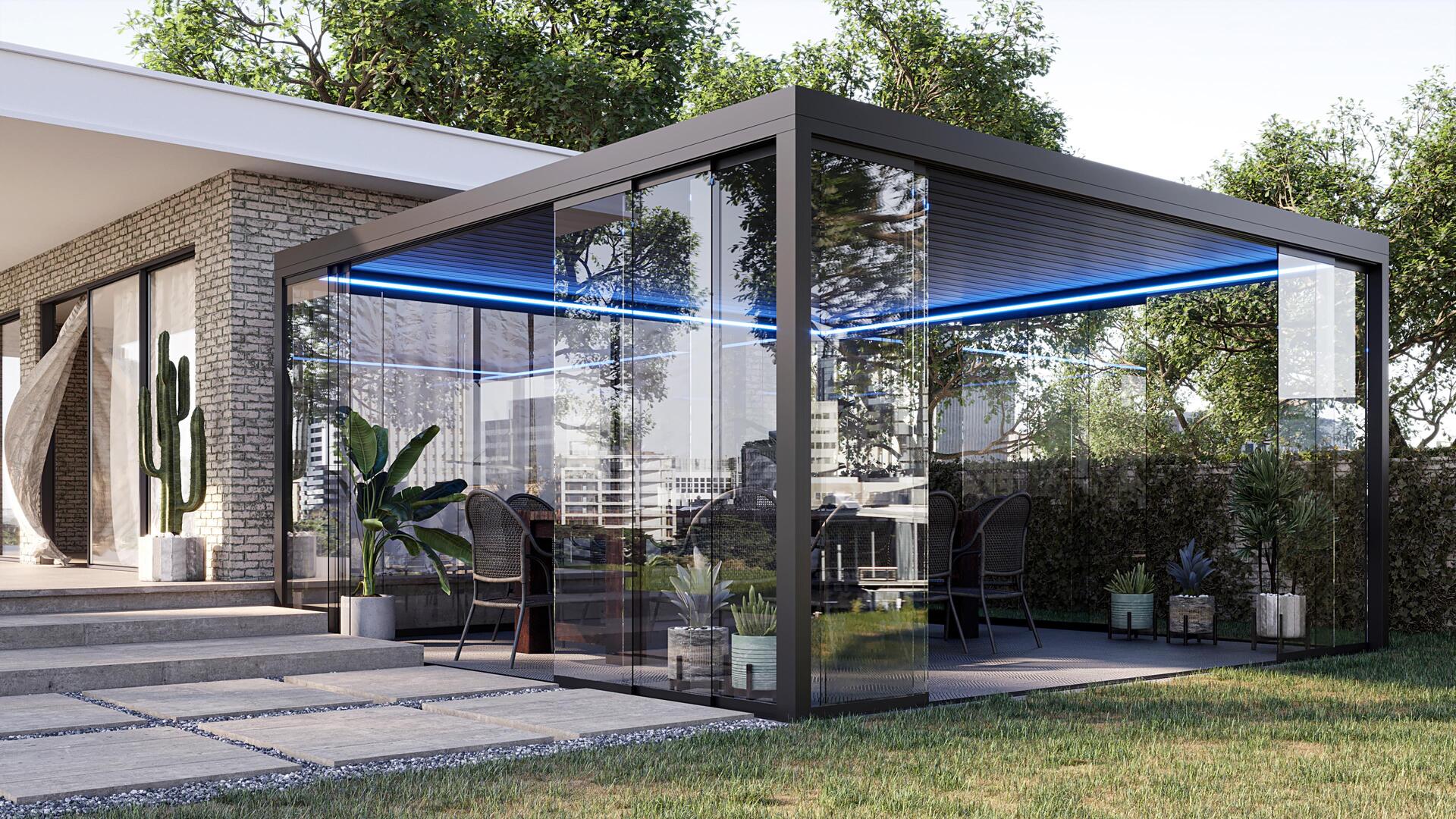 Pergola en aluminium à toit à lames, fermée par des parois vitrées coulissantes et éclairée par des LED, devant une maison